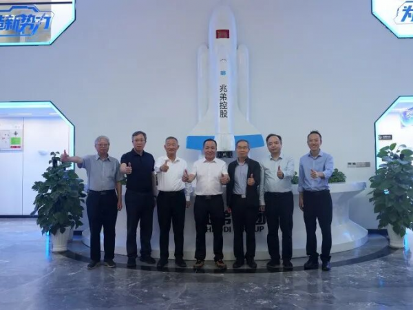 全國工程勘察設(shè)計(jì)大師郁銀泉、任慶英、周建龍等專家組團(tuán)考察兆弟綠色全裝配式技術(shù)新突破